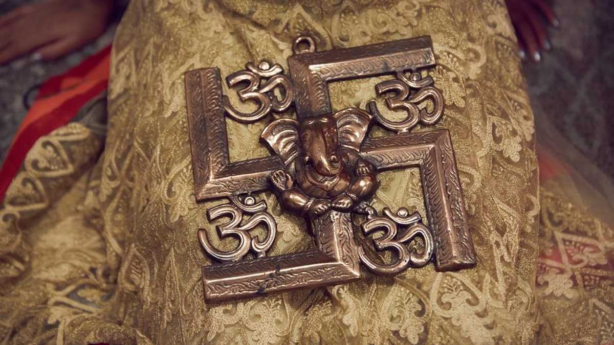 हिटलर के कारण बदनाम हुआ स्वास्तिक कैसे उबरे